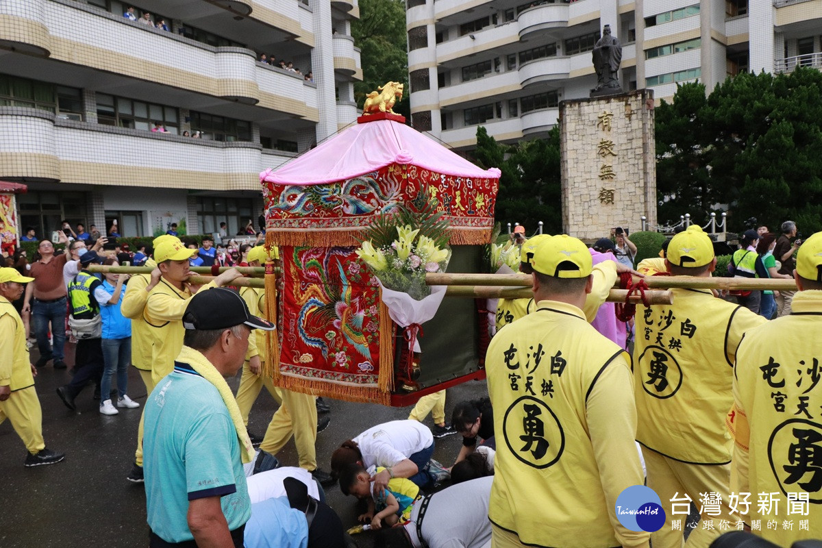 白沙屯媽祖「粉紅超跑」停駕達德商工　校長率全校師生恭迎媽祖聖駕