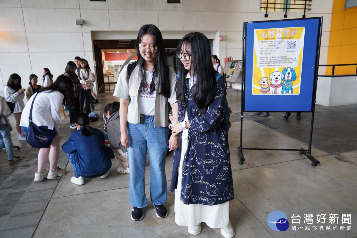 同學進行「人導法」練習，體驗在視覺受限下，如何正確、安全地引導視障者行走