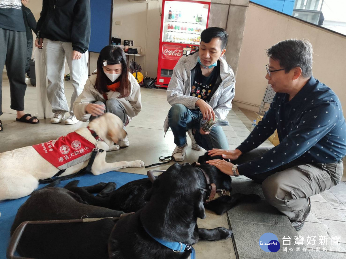 協會工作夥伴（中）表示，在路上遇到導盲犬要遵守三不一問