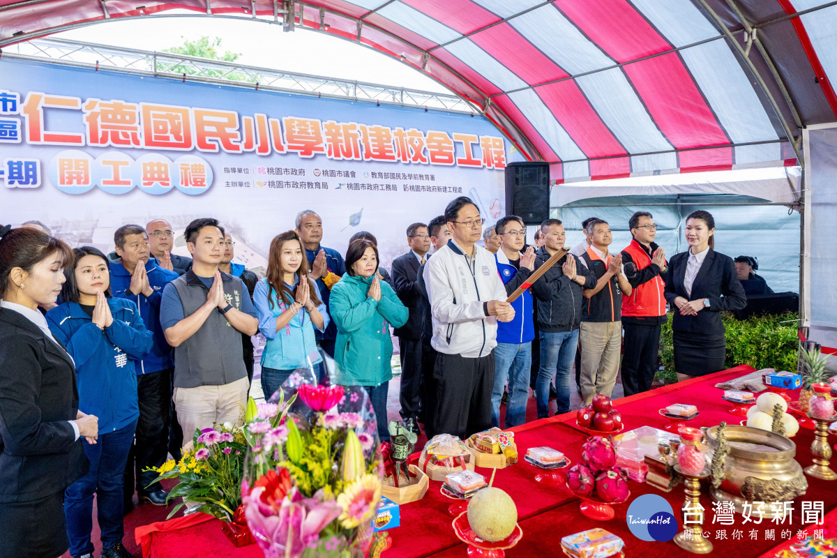 張市長與貴賓們祈求工程順利。