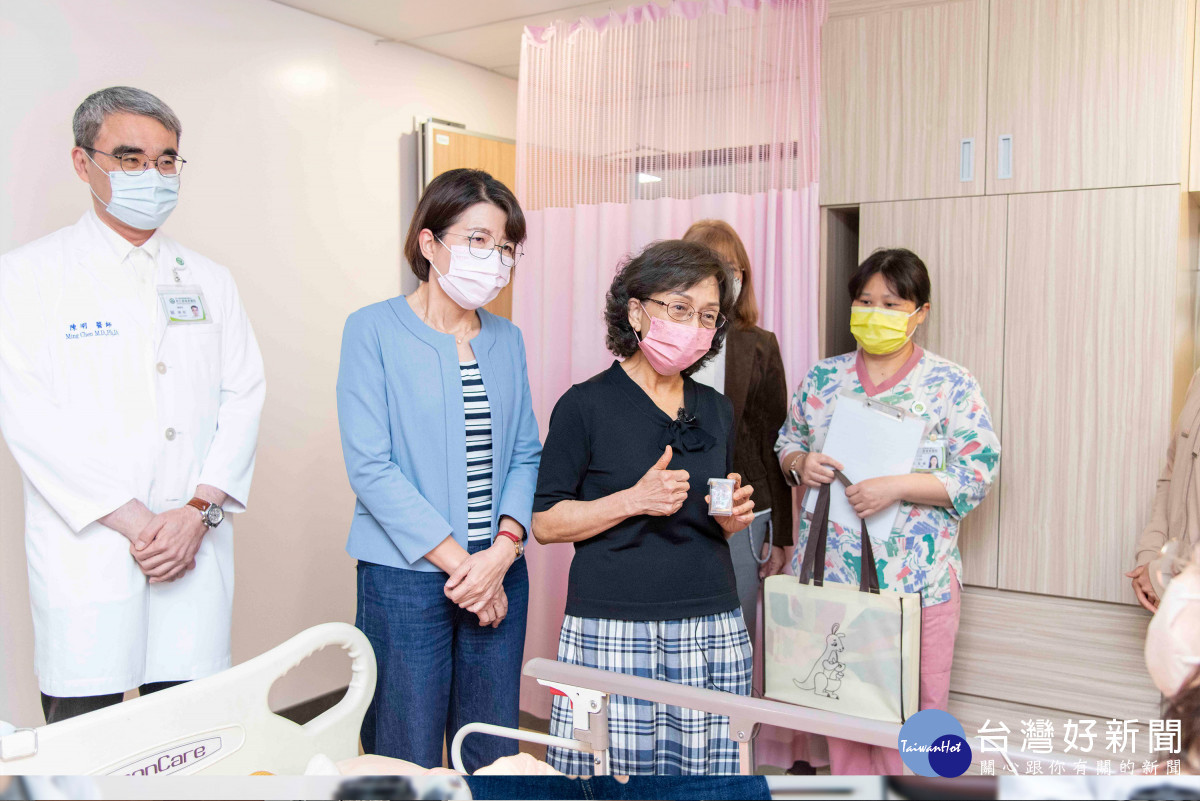 彰基陳明醫療長(左)與台灣早產兒基金會許瓊心董事(右)及立委黃秀芳(中)於母親節前夕，關懷住院安胎的準媽媽，送上蓋毯與祝福。圖／彰基醫院提供