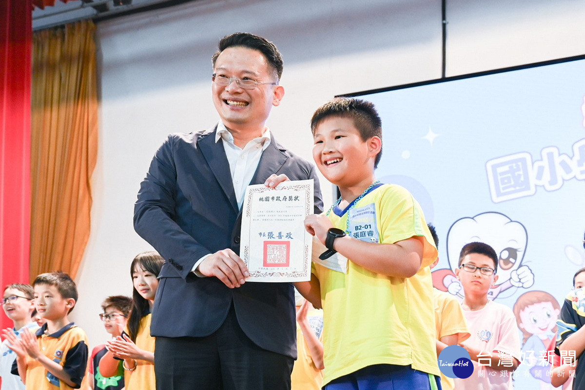 桃園市副市長蘇俊賓頒發獎狀予得獎學校及學童。<br />
