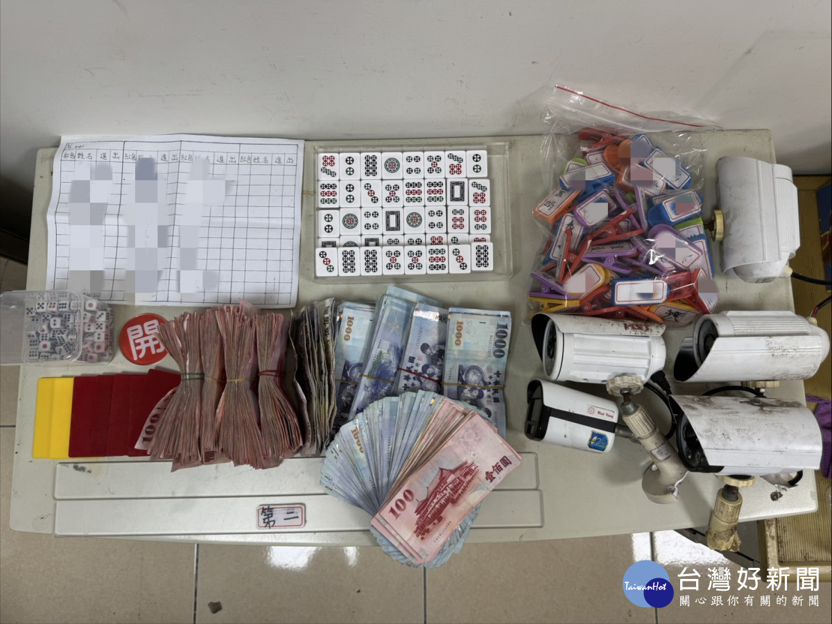中壢警分局查扣賭資逾30萬元及各式賭具。