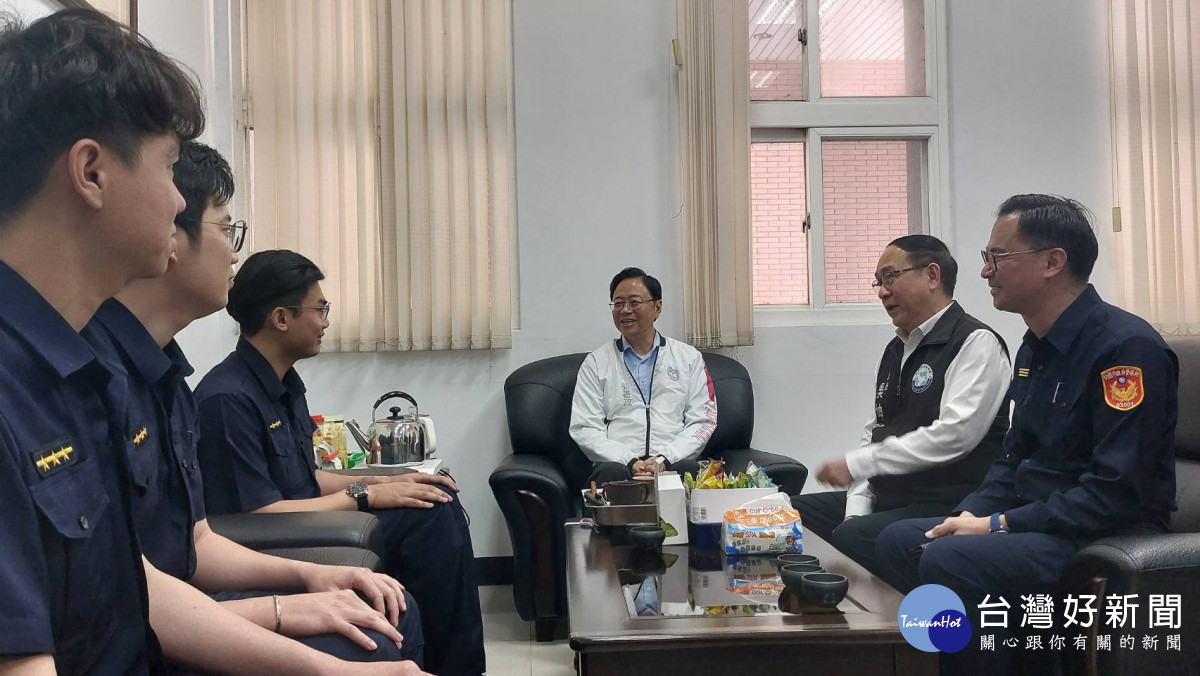 張善政市長表揚兩位同仁積極查緝嫌犯到案及熱忱為民服務的精神，