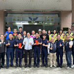 張善政市長偕同桃園市警局吳坤旭局長、王智民分局長等人親臨龍安派出所，頒贈獎勵金予謝宗燁與徐啟恩員警。