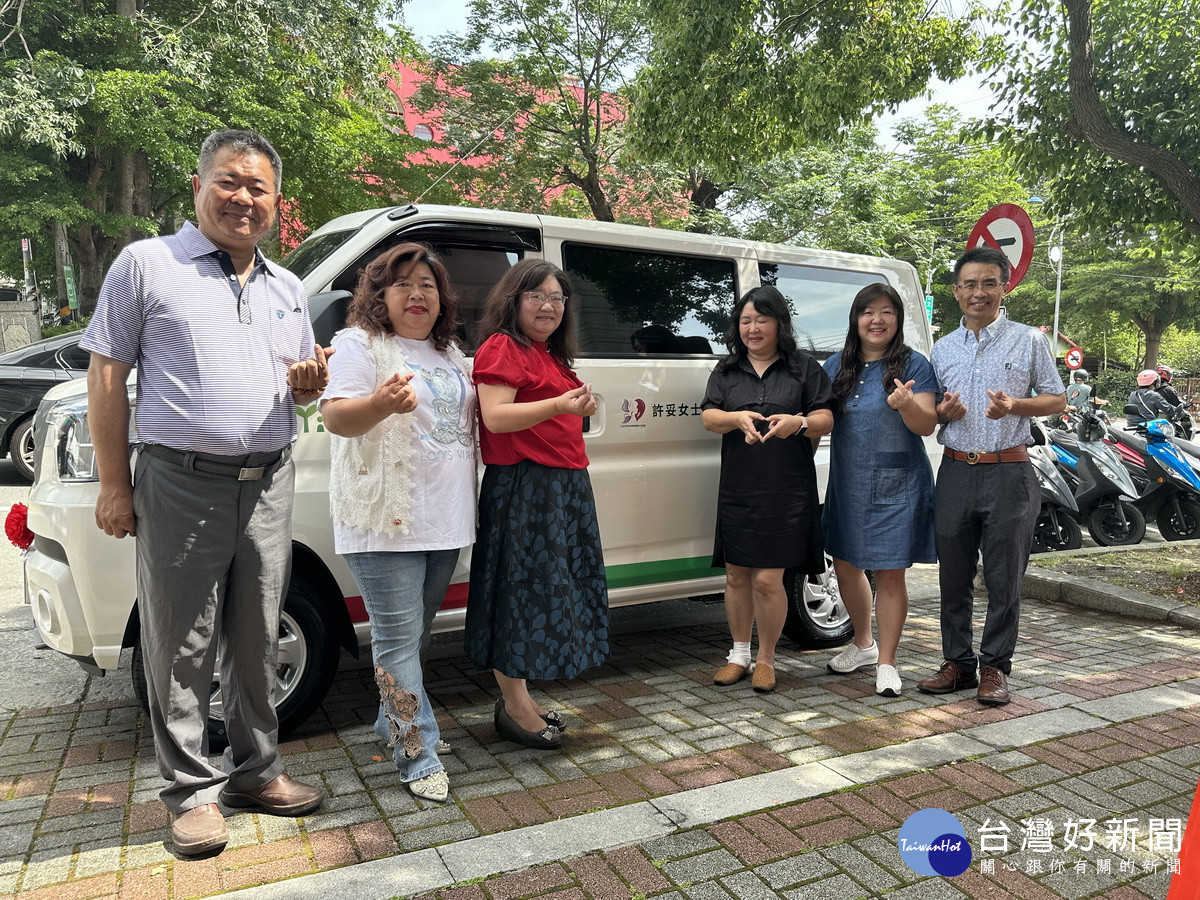 陳家子女將對母親的思念轉為捐贈專車助南投家扶。（記者扶小萍攝）