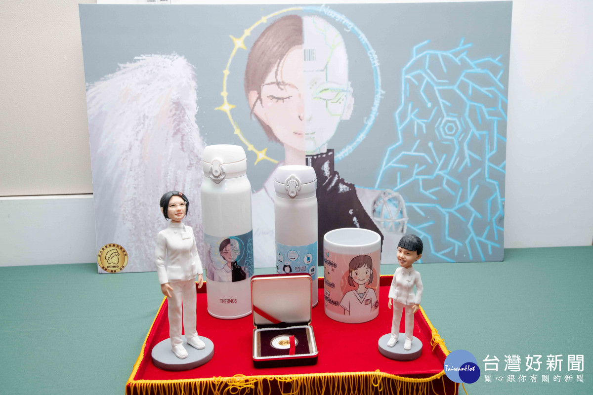 彰基醫學中心慶祝護師節，依年資贈送馬克杯、保溫瓶、專屬人像公仔與黃金紀念幣等，用行動傳遞感謝與敬意。圖／彰基醫院提供