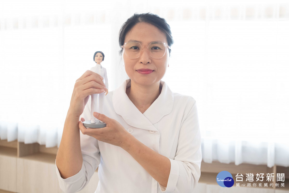  服務滿25年的護理師周明慧則開心分享，收到專屬訂製人像公仔，感受到院方的用心與溫暖。圖／彰基醫院提供