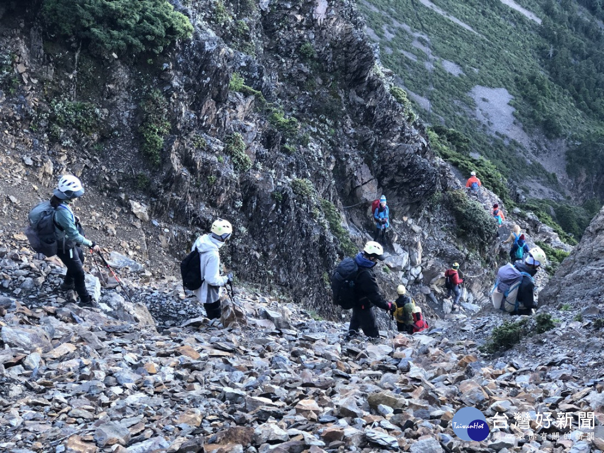登山活動能否安全順利進行，端看團隊合作能力與相互扶持的同理心。（玉管處提供）