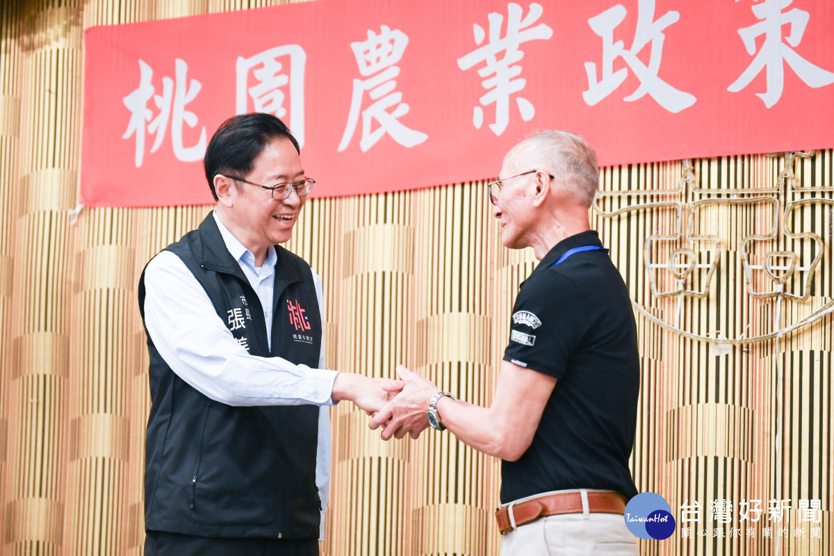 張市長與在地農民握手致意。
