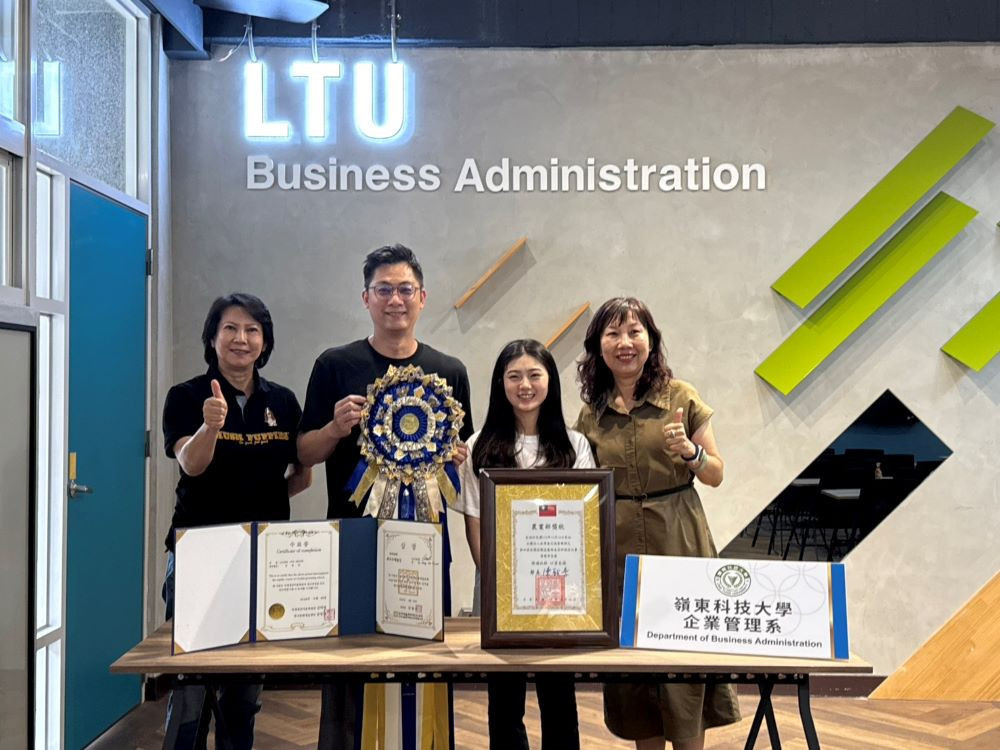 嶺東科大企管系朱曉萍主任(右一)與明台高中寵經科張育誠老師(左二)以筑媗為榮。(圖/嶺東科技大學)<br />
<br />
