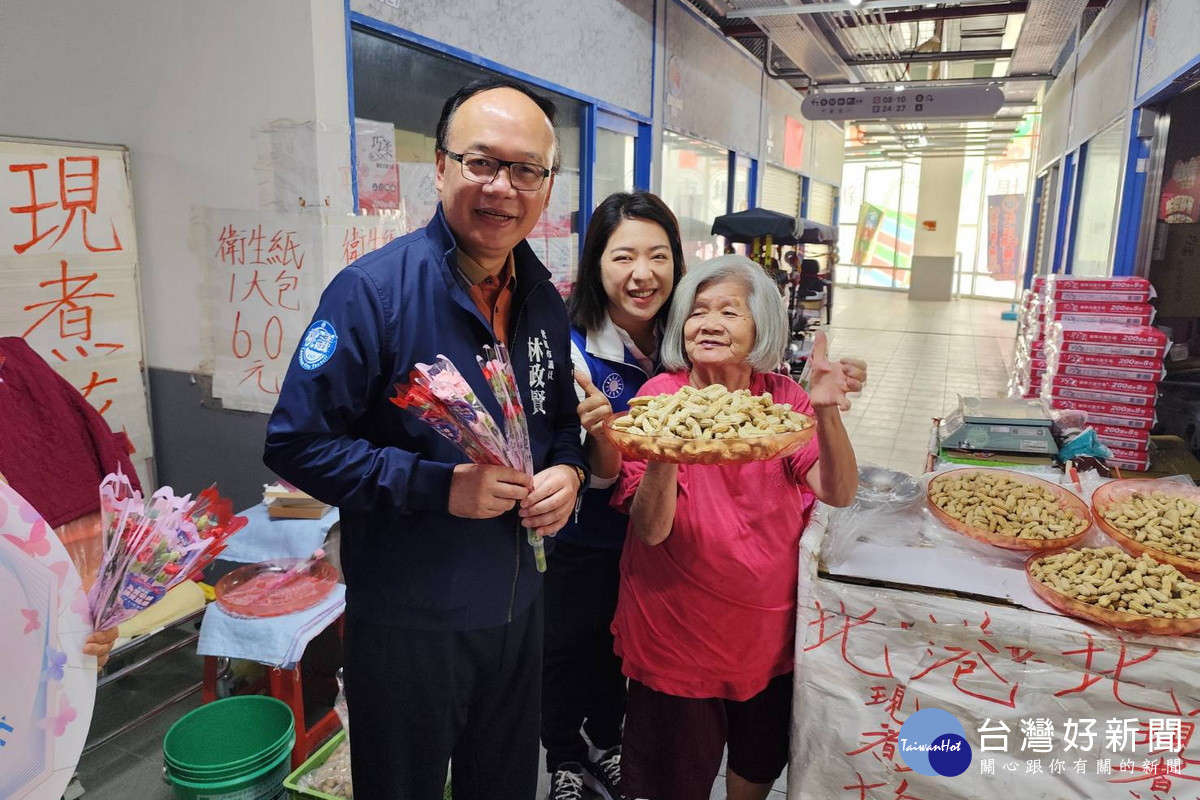 國民黨桃園區黨部主委、市議員林政賢與黨議員們一起在永和市場贈送康乃馨祝福母親節快樂。