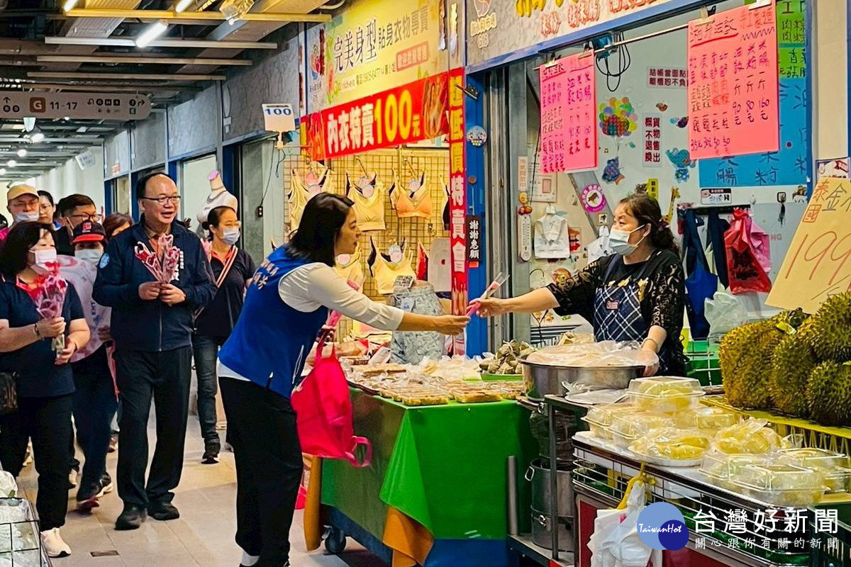 國民黨桃園區黨部主委、市議員林政賢與黨議員們一起在永和市場贈送康乃馨祝福母親節快樂。