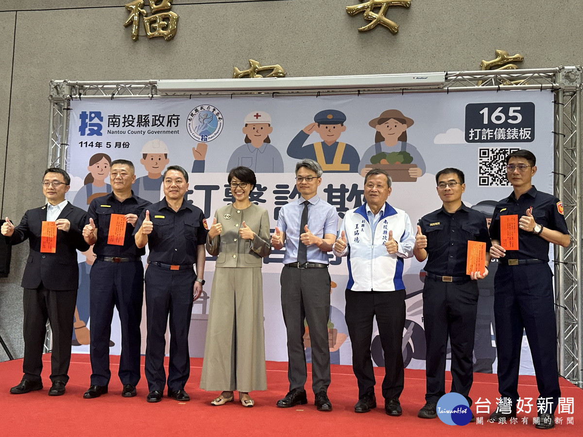 許縣長頒獎予警力績優單位。（記者扶小萍攝）