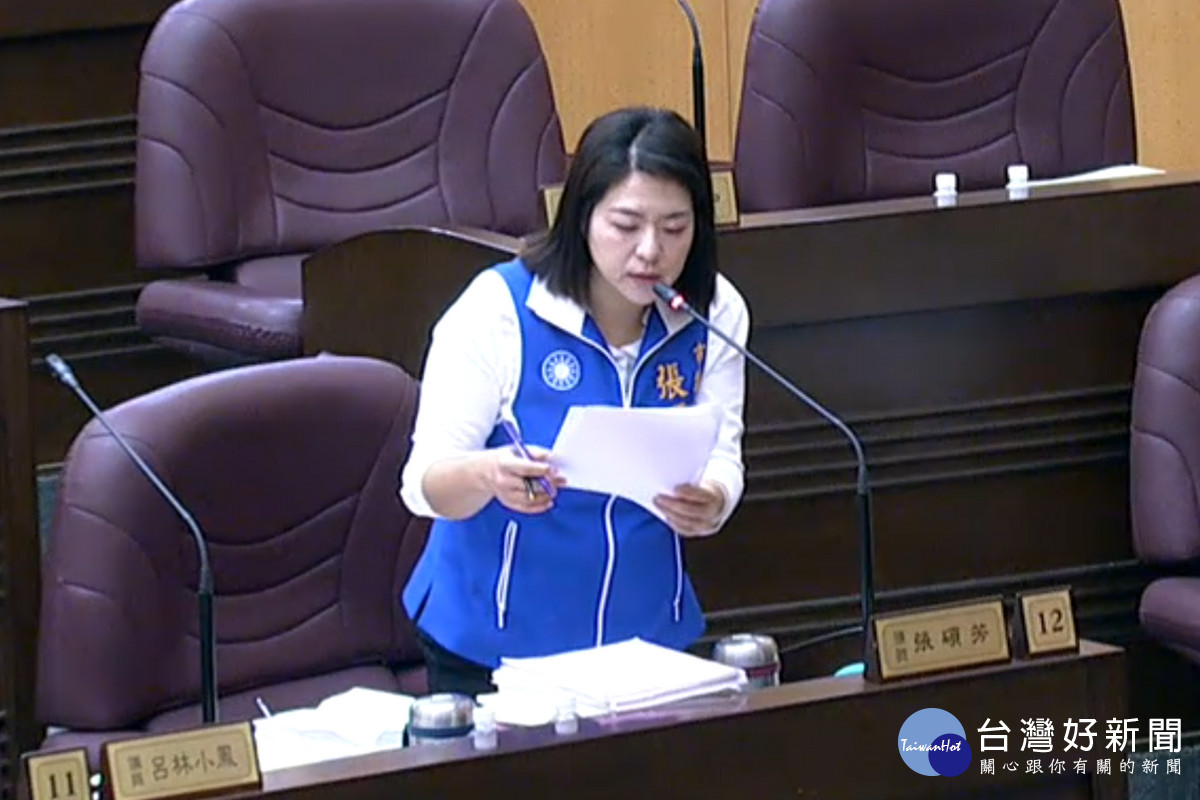 桃園市議員張碩芳於議事堂進行質詢。