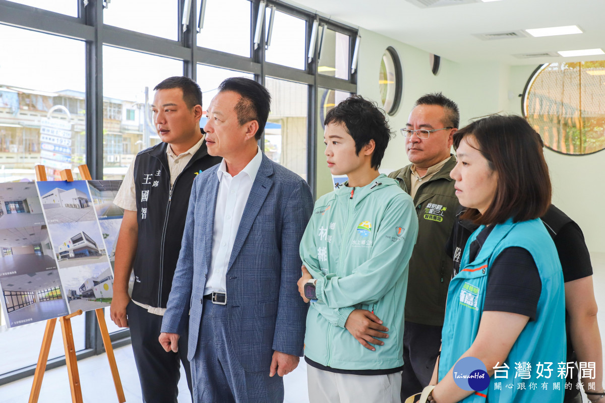 嘉義縣長翁章梁今天由水上鄉長林緗亭等人陪同視察工程成果／嘉義縣府提供