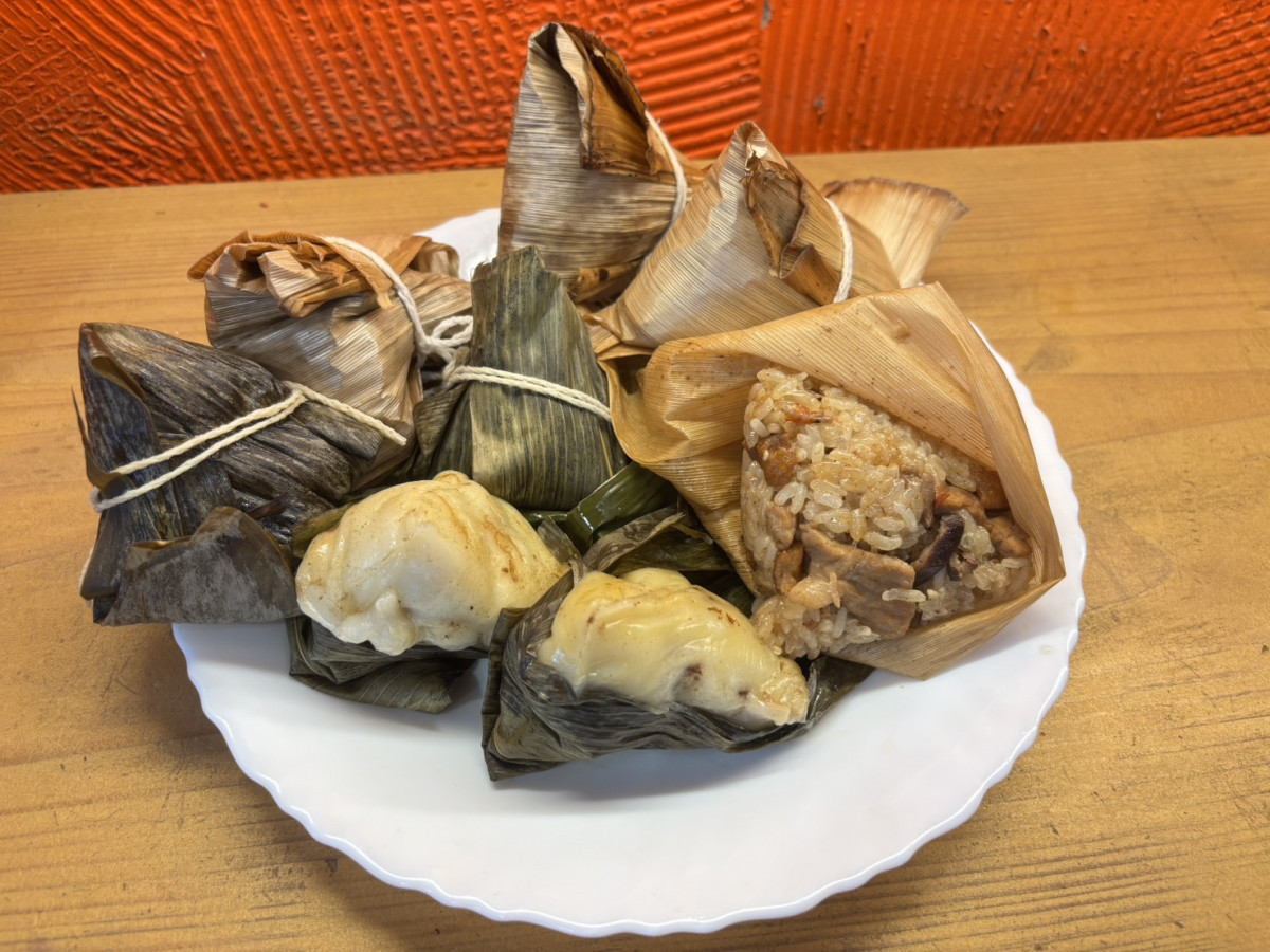 粄粽皮薄餡多，米粽餡料豐富，保留了老味道。