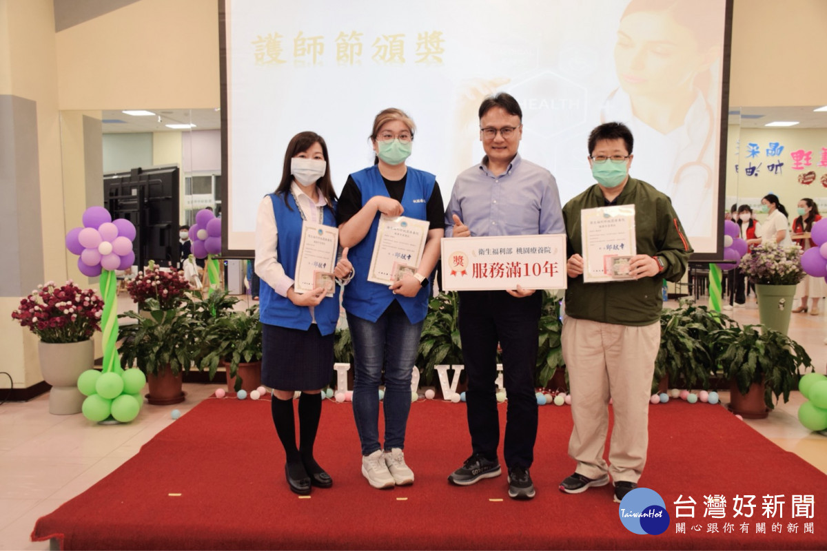 中央健康保險署北區業務組政風駐區林睿均視察頒發重要獎項為同仁打氣。(桃療提供)
