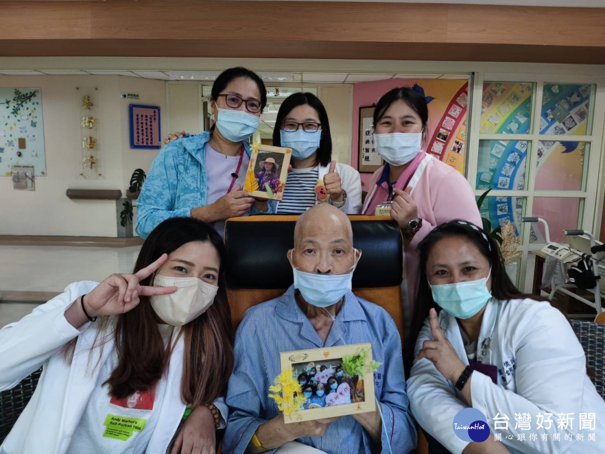 在工作人員陪伴下共同裝飾專屬紀念相框