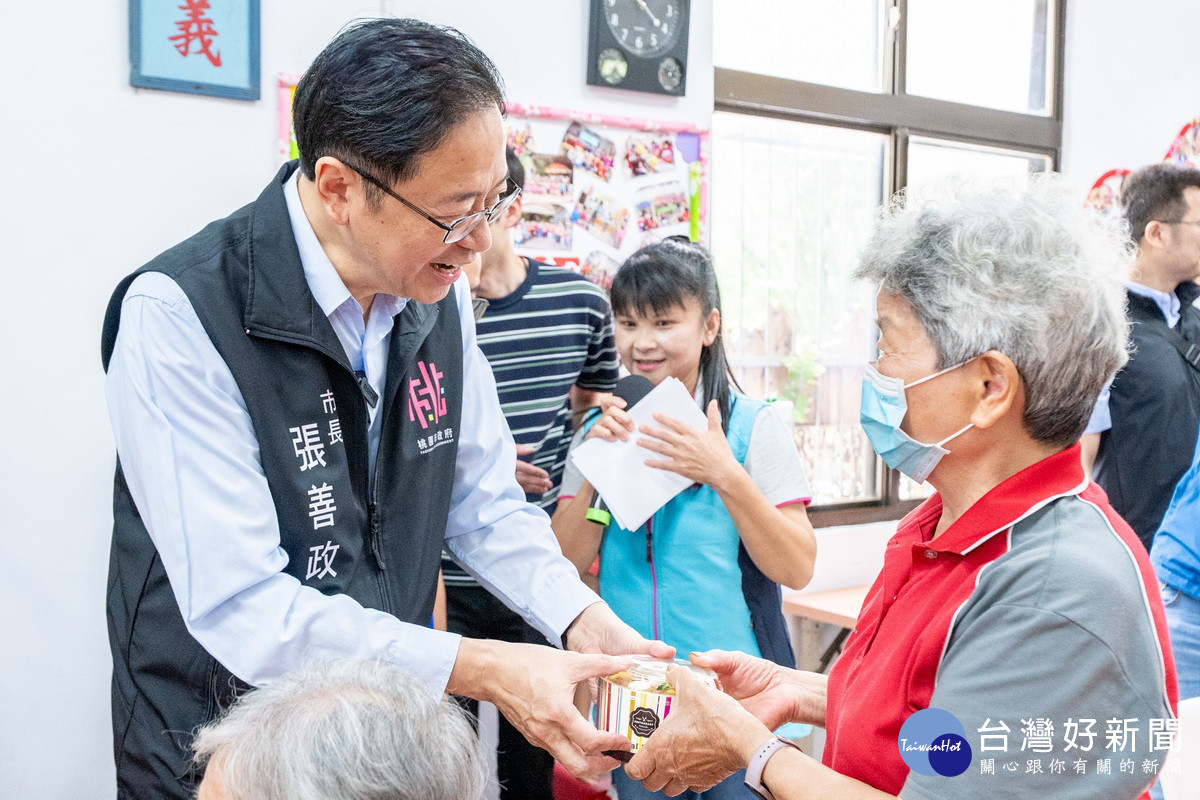 桃園市長張善政視察三和社區照顧關懷據點與長者互動。<br />

