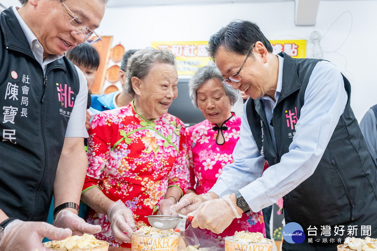 桃園市長張善政視察三和社區照顧關懷據點與長者互動。<br />
