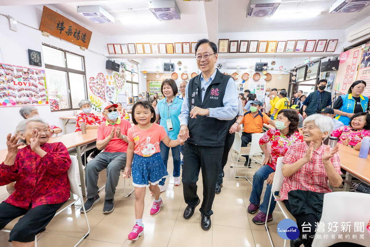 桃園市長張善政視察三和社區照顧關懷據點與。<br />
