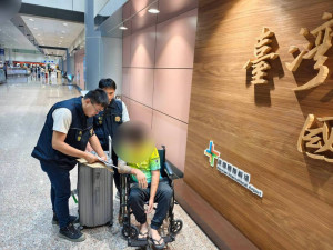 岳姓男子經集集分局及駐泰代表處協助安排搭機返臺，專案小組於5月2日清晨在臺灣桃園國際機場入境大廳查緝到案。（集集警分局提供）