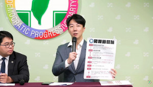 民主進步黨發言人吳崢（右）與律師黃帝穎（左）。（圖／翻攝自翻攝自民主進步黨YouTube直播）
