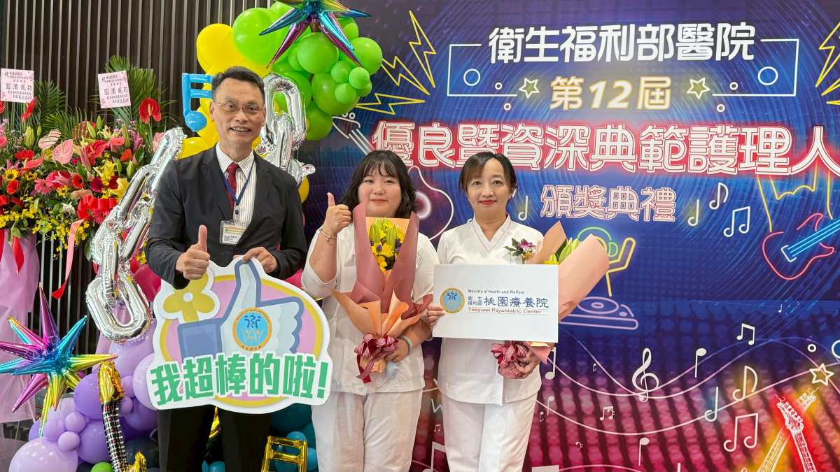 桃療院長邱献章(左)親臨現場祝賀兩位護理師榮獲全國性肯定。(桃療提供)