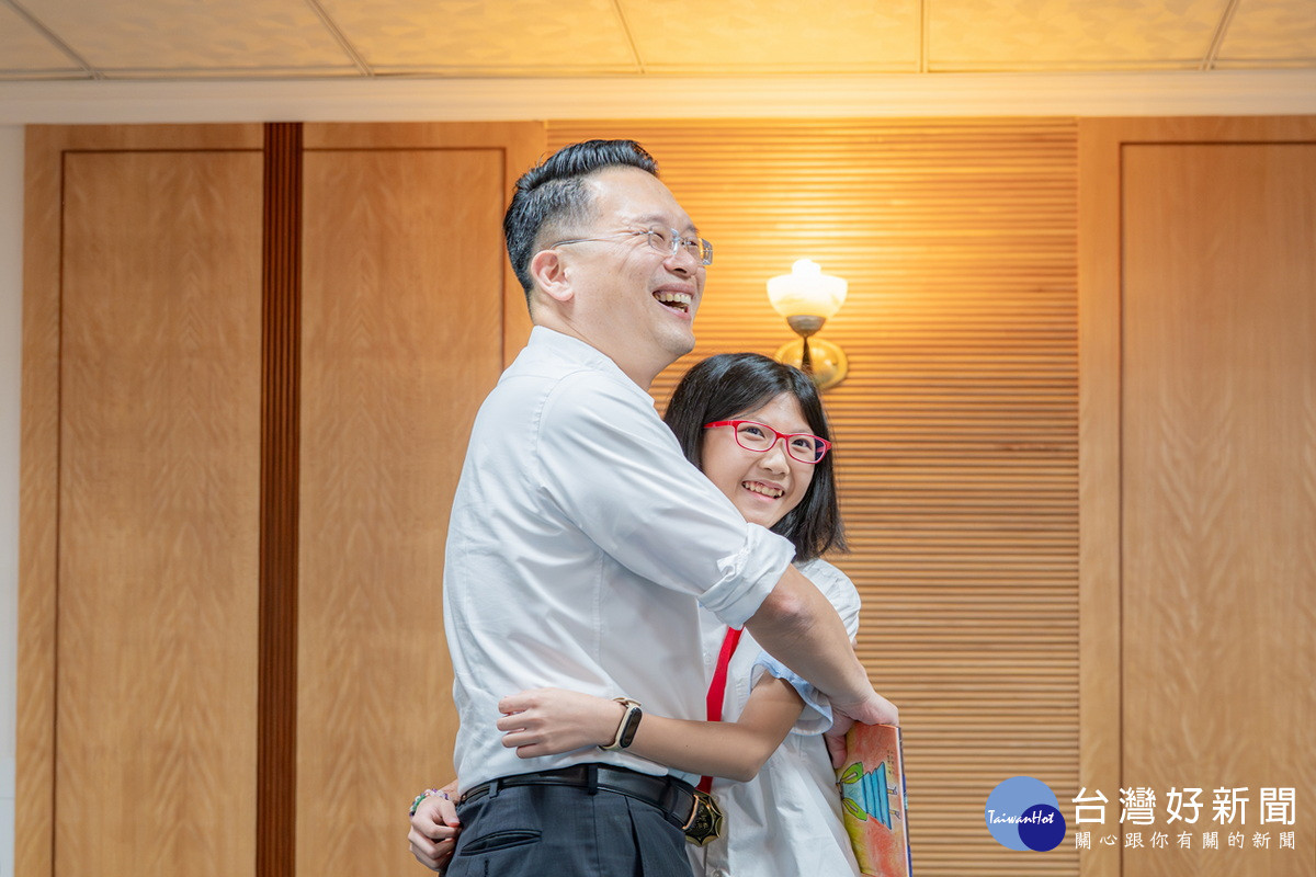 桃園市副市長蘇俊賓擁抱大崗國中陳婕渝同學給予鼓勵。<br />
