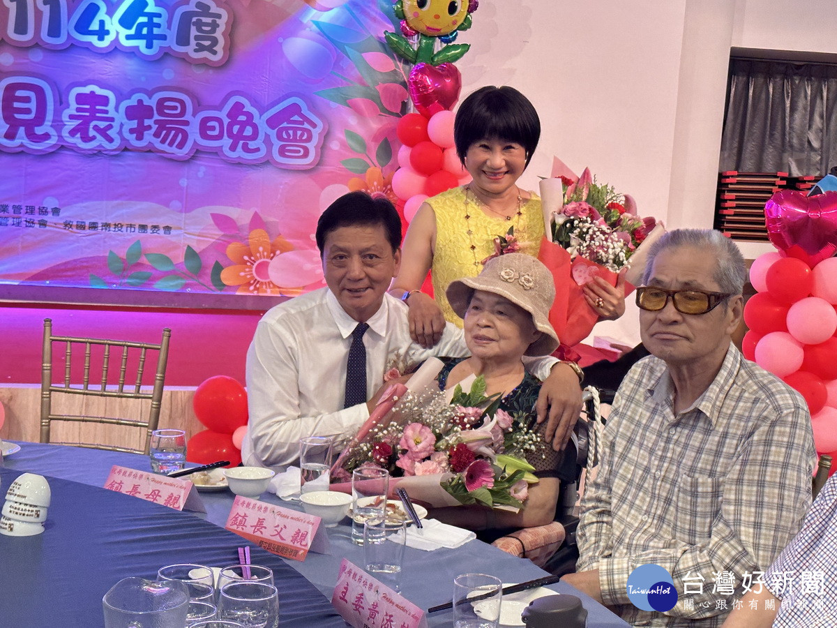 簡鎮長獻花予敬愛的媽媽及夫人。（記者扶小萍攝）