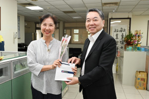 謝局長贈花感謝女性同仁的辛勞。（縣警局提供）