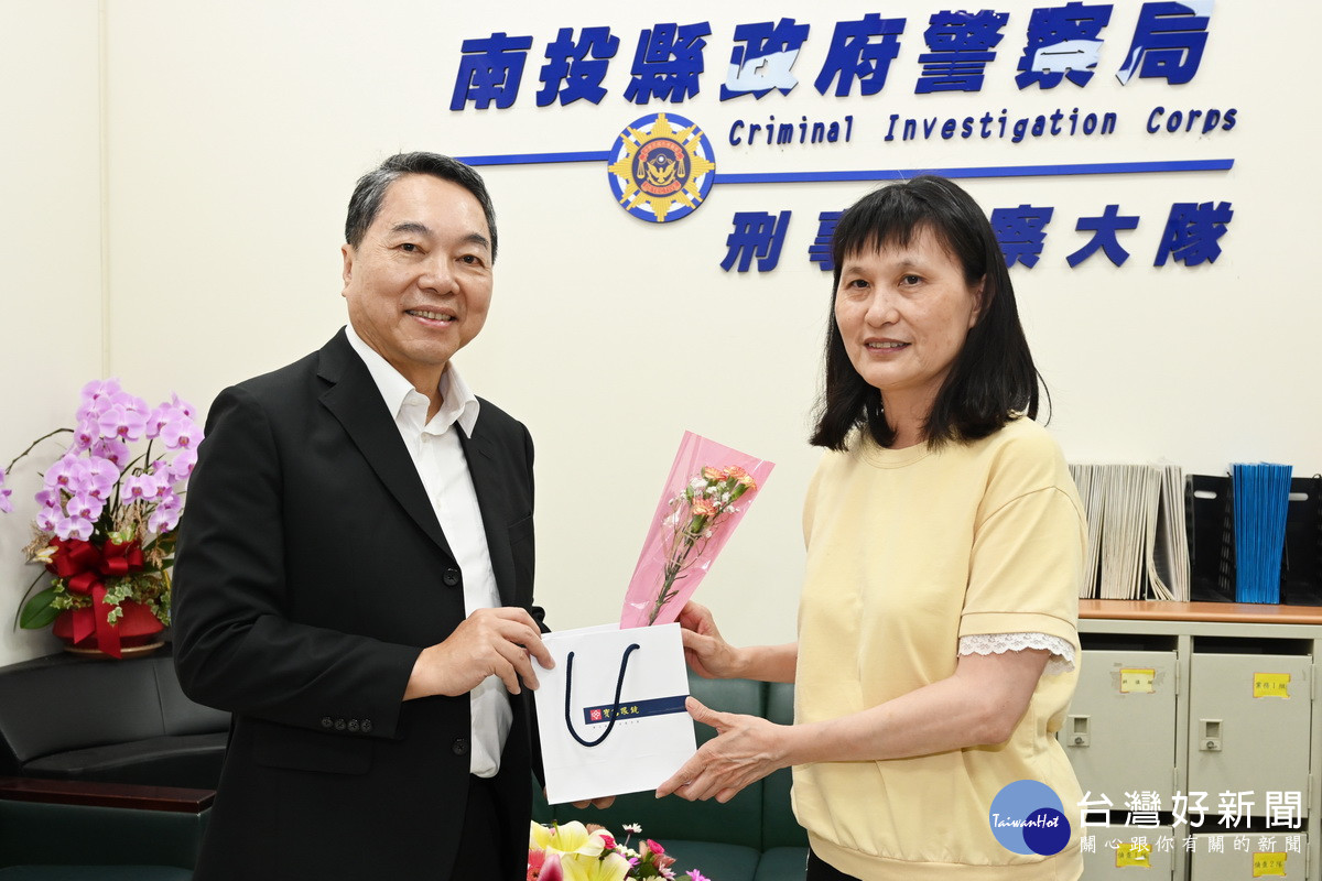 謝局長贈禮予各科室女性同仁。（縣警局提供）