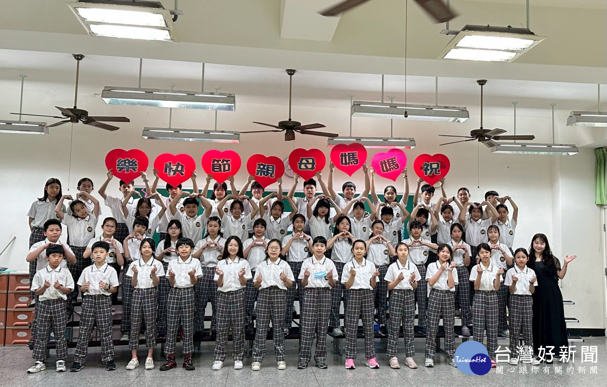 合唱團演唱慶祝母親節