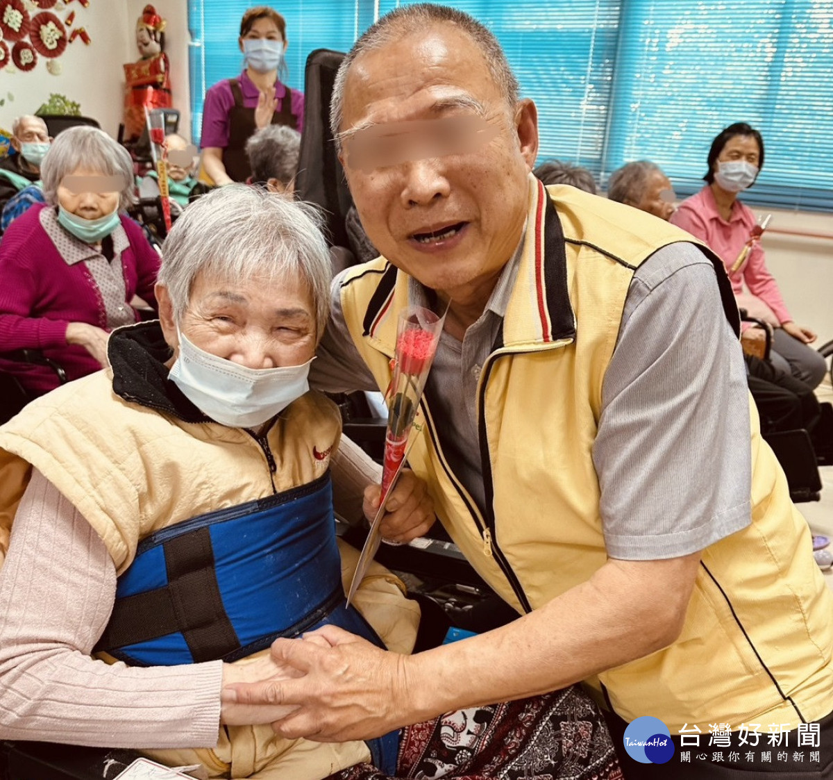 子女親自送上一朵康乃馨，祝媽媽母親節快樂