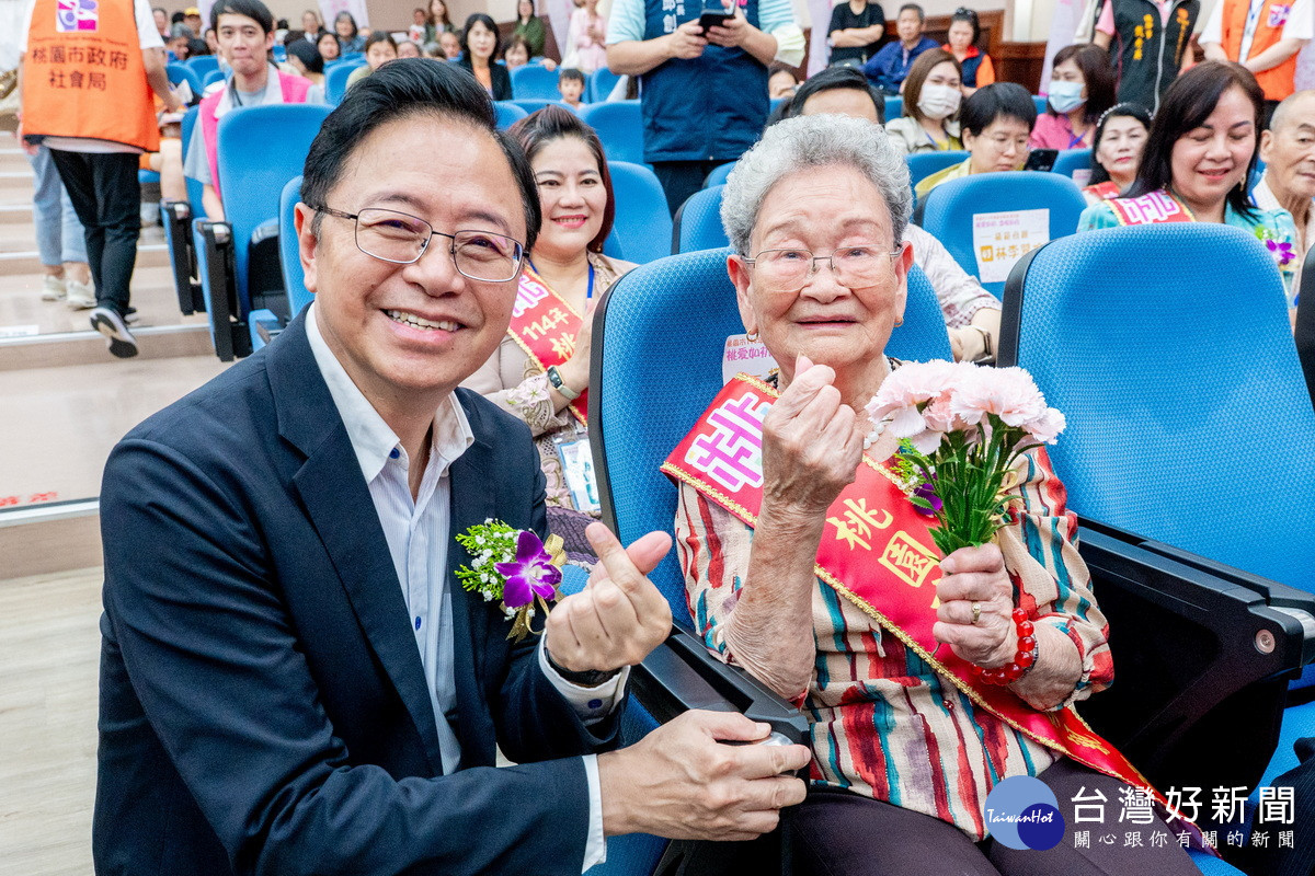桃園市長張善政向模範母親致意。