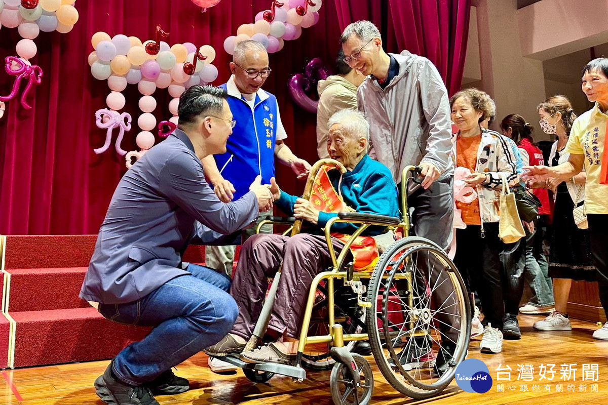 桃園市副市長蘇俊賓向模範母親致意。<br />
