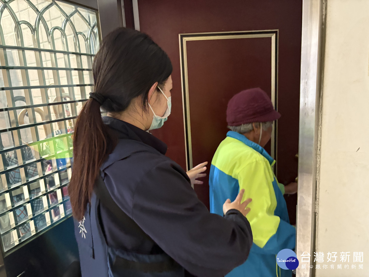 8旬老嫗街頭迷茫不安，壢警細心音譯組字助返家 。