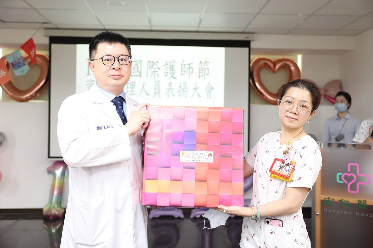 向白衣天使與偉大母親致敬    宏仁醫護同心賀護師節、母親節