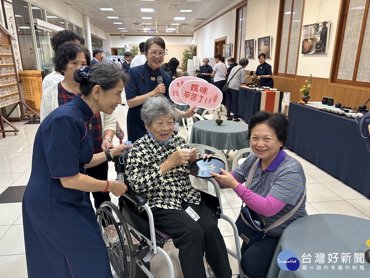會場也舉辦孝親感恩奉茶活動。（記者扶小萍攝）