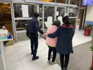 失智婦人喃喃自語，壢警暖心協助返家。