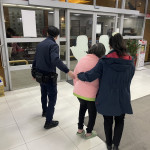 失智婦人喃喃自語，壢警暖心協助返家。