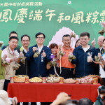 ▲陳其邁出席「三鳳慶端午 和風粽飄香」百人封街包粽活動，親自動手體驗包粽樂趣。