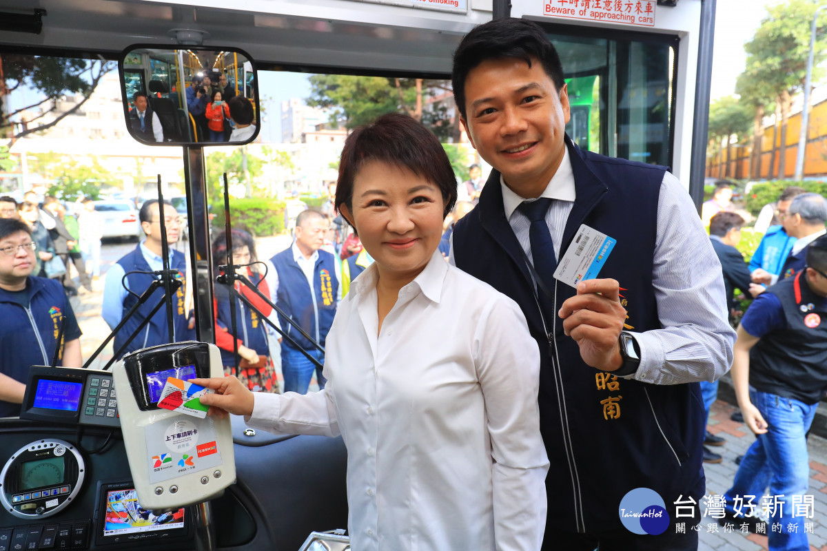 盧秀燕市長推行雙十公車，申請市民交通卡人數至今年5月突破187萬。