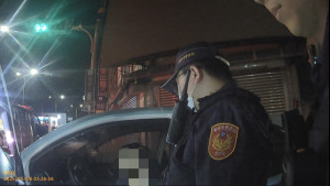 員警果斷處置，順利在車內起出三級毒品依託米酯(Etomethazine)。