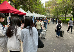 趣遊青春祭活動現場各展攤秀出好康資訊吸引同學洽詢和參與。（圖／安富整合行銷提供）