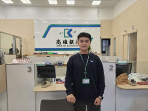 余政翰商職畢業後參加勞動部青年領航計畫，選擇先就業再就學，2年後取得5證照還考取國立大學。