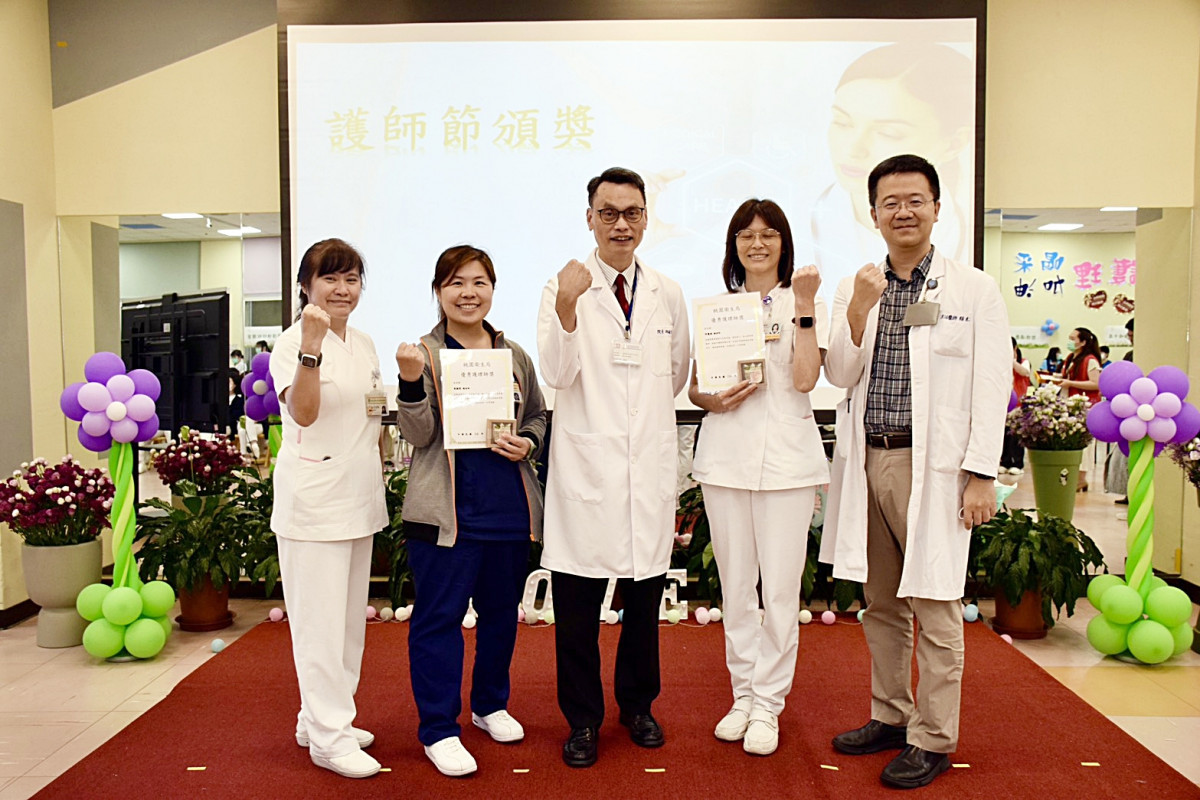 桃園療養院於護理師節表揚資深護理及表現優秀護理人員。(桃療提供)