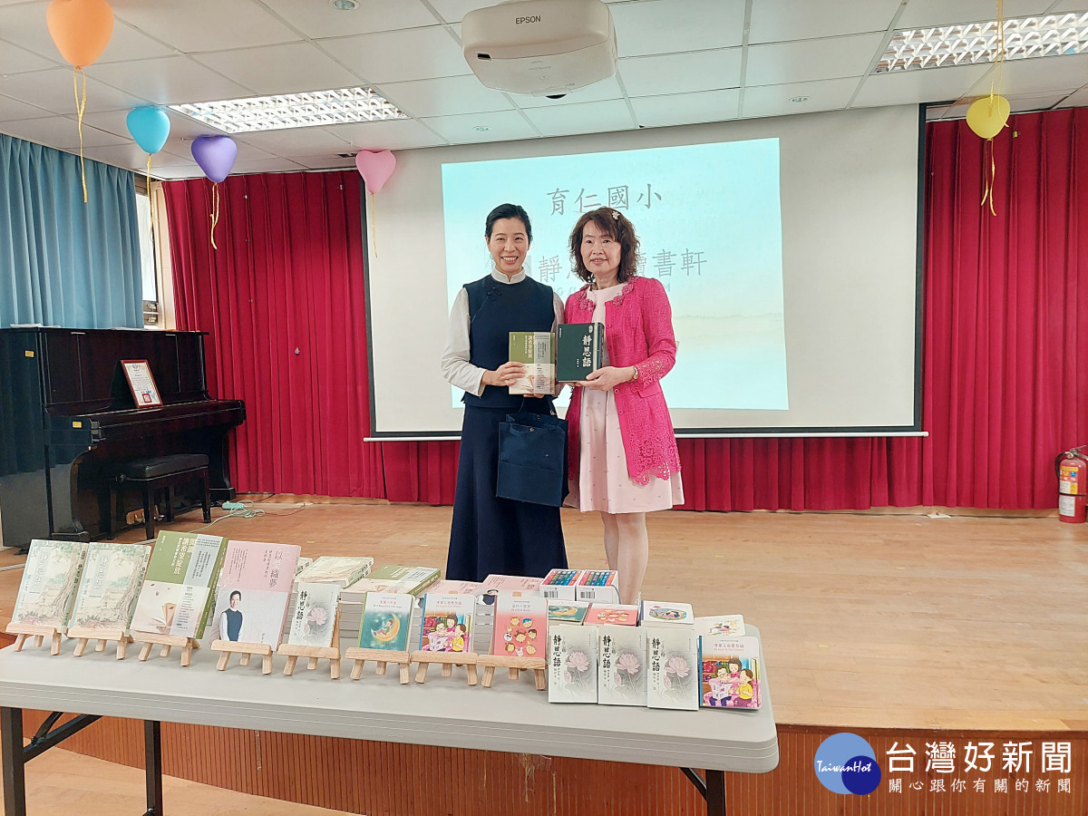 校長與營運長互贈感謝狀與書籍