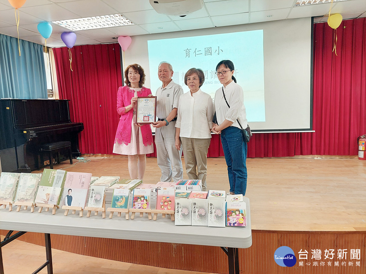 校長致贈感謝狀給護持者